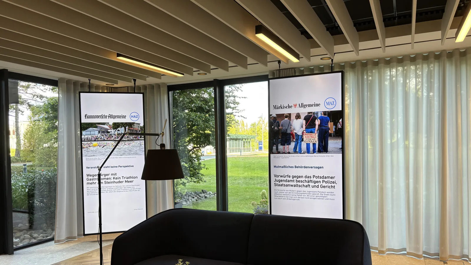 Verfahrbare Medienwand für die Madsack Mediengruppe – abgehängte Hochformat-Displays an Deckenschienen, Konstruktionsplanung 2H Konzepte